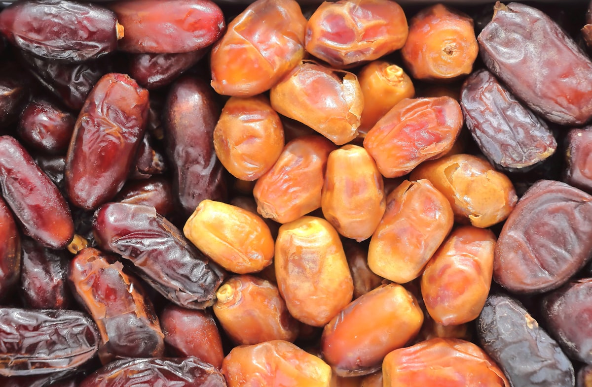 quả chà là đẹp tươi nhiều màu nâu