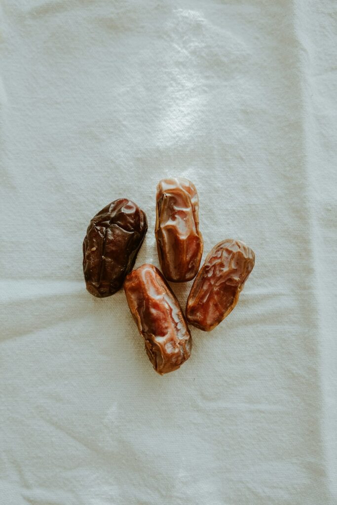 quả chà là tươi nguyên quả