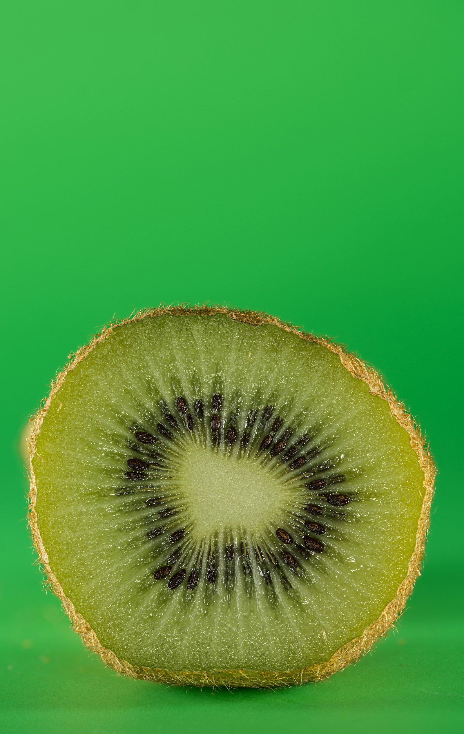 kiwi cắt đôi nền xanh