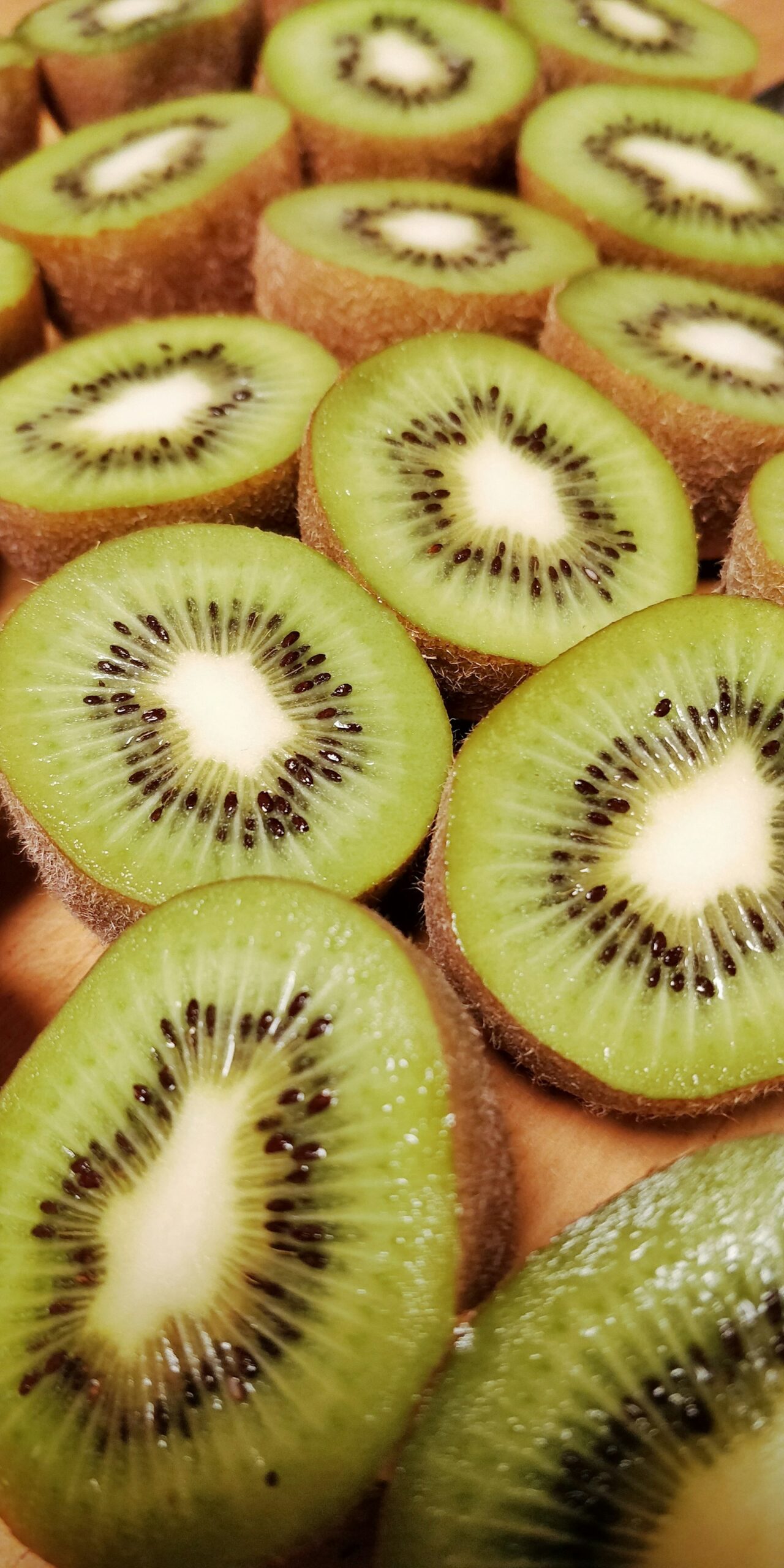 kiwi cắt trên thớt