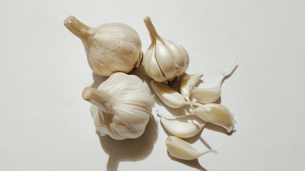nhiều củ tỏi tươi trong tự nhiên